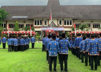 Upacara peringatan Hari Kebangkitan Nasional (Harkitnas) di Halaman Sekretariat Daerah (Setda) Demak, Selasa (20/5/2025). (Burhan Aslam/Harianmuria.com)