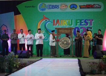 Pengasuh Yayasan Pondok Pesantren Khozinatul Ulum, Romo KH Muharror Ali, melkukan pemukulan gong dalam pembukaan IAKU Fest 2025. (Istimewa/Harianmuria.com)