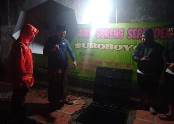 Bupati Kudus Sam’ani Intakoris turun langsung meninjau titik rawan banjir di kawasan Perempatan Jember hingga Jalan Raden Asnawi, Bakalan Krapyak, Kecamatan Kaliwungu, Senin (19/5/2025) malam.  (Fahtur Rohman/Harianmuria.com)