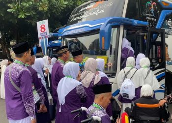 Jemaah haji asal Kudus berangkat dari Pendapa Kabupaten Kudus menuju Asrama Donohudan Boyolali, Selasa (13/5/2025). (Fahtur Rohman/Harianmuria.com)