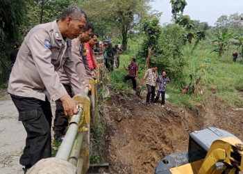 Salah satu jembatan yang rusak parah akibat banjir yang terjadi di Kabupaten Blora. (Istimewa/Harianmuria.com)