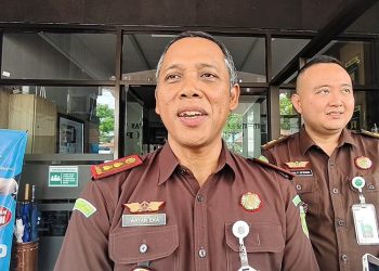 Kepala Kejaksaan Negeri (Kajari) Rembang I Wayan Eka Widdyara menjelaskan perkembangan kasus dugaan korupsi dana hibah kandang ayam. (Vicky Rio/Harianmuria.com)