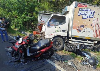 Kecelakaan beruntun yang melibatkan dua truk dan enam motor terjadi di Jalan Lingkar Selatan (JLS) Salatiga, Sabtu (31/5/2025). (Dok. Polres Salatiga/Harianmuria.com)
