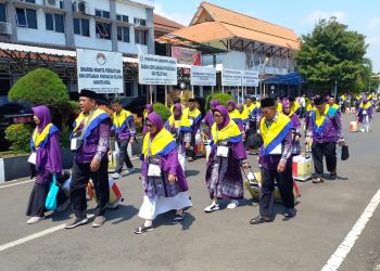 Para calon jemaah haji yang hendak berangkat dari Pendapa Tumenggung Bahurekso Kendal pada Rabu (7/5/2025). (Arvian Maulana/Harianmuria.com)