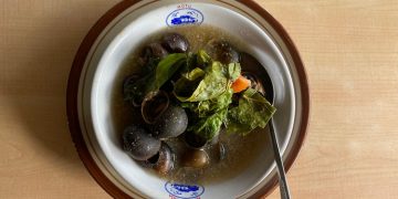 Keong Srutup Daun Singkil, menu favorit pengunjung di restoran Kampung Sawah Segaran di Desa Undaan Lor, Kecamatan Undaan, Kudus. (Nisa HS/Harianmuria.com)