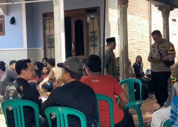Para pelayat di rumah duka korban tawuran Bagus Andika di Dukuh Panggung, Desa Panggungroyom, Kecamatan Wedarijaksa, Pati. (Mutia Parasti/Harianmuria.com)
