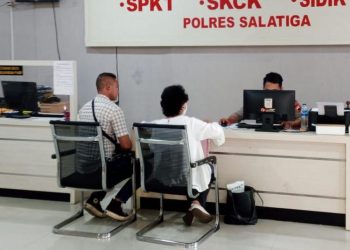 Salah seorang nasabah Koperasi BLN saat melapor ke Polres Salatiga, Jumat (23/5/2025). (Dok. Polres Salatiga/Harianmuria.com)