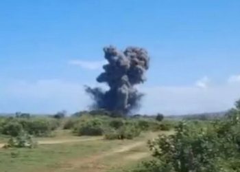 Kepulan asap tebal membumbung tinggi akibat ledakan amunisi yang menewaskan 13 orang di pantai kawasan Sagara, Cibalong, Garut, Jawa Barat, Senin (12/25/2025). (Antaranews/Harianmuria.com)