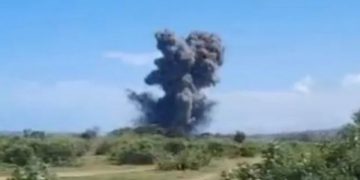 Kepulan asap tebal membumbung tinggi akibat ledakan amunisi yang menewaskan 13 orang di pantai kawasan Sagara, Cibalong, Garut, Jawa Barat, Senin (12/25/2025). (Antaranews/Harianmuria.com)