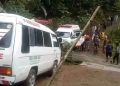 Sejumlah ambulans mengevakuasi korban peledakan amunisi kedaluwarsa di di kawasan pantai Desa Sagara, Cibalong, Garut, Jawa Barat, Senin (12/5/2025). (Antaranews/Harianmuria.com)