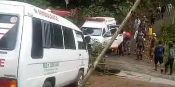 Sejumlah ambulans mengevakuasi korban peledakan amunisi kedaluwarsa di di kawasan pantai Desa Sagara, Cibalong, Garut, Jawa Barat, Senin (12/5/2025). (Antaranews/Harianmuria.com)