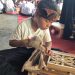 Salah satu peserta lomba ukir dari jenjang SD memahat potongan kayu untuk dijadikan karya ukir. (Muhammad Aminudin/Harianmuria.com)