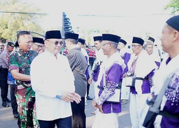 Bupati Pati Sudewo melepas keberangkatan calon jemaah haji di Halaman Kantor Bupati Pati, Jumat (16/5/2025). (Setyo Nugroho/Harianmuria.com)