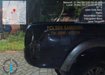 Mobil patroli Polsek Sambong rusak saat bertabrakan dengan truk bermuatan kayu jati ilegal di wilayah Ngroto, Cepu, Blora. (Dok. Polsek Sambong/Harianmuria.com)