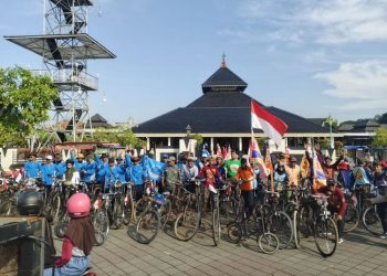 Para pecinta sepeda tua yang tergabung dalam KOSTI foto bersama saat ngontel bareng di depan Masjid Agung Demak, Minggu (18/5/2025). (Burhan Aslam/Harianmuria.com)
