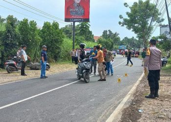 Petugas Polresta Pati melakukan olah Tempat Kejadian Perkara (TKP) aksi tawuran antarpelajar di Jalan Pati-Gembong, Jumat (9/5/2025). (Dok. Polresta Pati/Harianmuria.com)