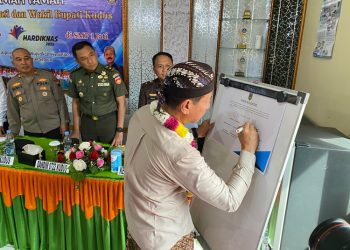 Bupati Kudus Sam’ani Intakoris melakukan penandatanganan Pakta Integritas SPMB di SMPN 1 Jati belum lama ini. (Nisa HS/Harianmuria.com)