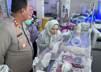 Kapolres Blora AKBP Wawan Andi Susanto memantau perkembangan bayi yang ditemukan di kawasan hutan Blora. (Dok. Polres Blora/Harianmuria.com)