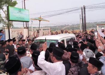 Para pelayat mengikuti prosesi pemakaman Gus Alam di lingkungan Pondok Al Fadlu Wal Fadhilah, Kecamatan Brangsong, Kendal, Selasa (6/5/2025). (Arvian Maulana/Harianmuria.com)