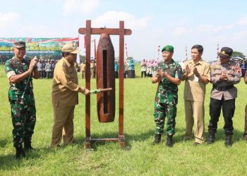 Bupati Blora Arief Rohman membuka program TMMD Sengkuyung Tahap II Kodim 0721/Blora di Desa Nglandeyan, Kecamatan Kedungtuban, Selasa (6/5/2025). (Eko Wicaksono/Harianmuria.com)