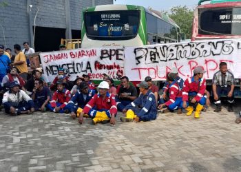 Para penambang sumur minyak tua Ledok menggelar aksi untuk menyampaikan tuntutan mereka pascapemutusan kontrak dengan Pertamina pada Februari 2025 lalu. (Eko Wicaksono/Harianmuria.com)