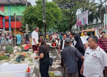 Penertiban pedagang sayur pagi Pasar Bitingan yang melanggar jam operasional, Kamis (22/5/2025). (Nisa HS/Harianmuria.com)