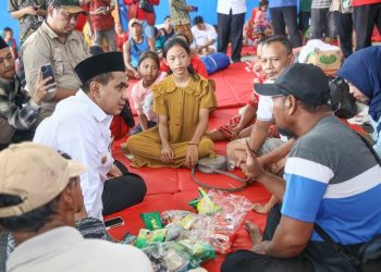 Wakil Gubernur Jawa Tengah Taj Yasin bedialog dengan korban banjir yang mengungsi di GOR Tanggirejo, Grobogan, Rabu(21/5/2025). (Ahmad Abror/Harianmuria.com)