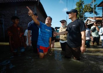 Gubernur Jawa Tengah Ahmad Luthfi didampingi Bupati Demak Eisti’anah dan jajaran terkait meninjau rob di Kecamatan Sayung, Demak, Minggu (25/5/2025) sore. (Burhan Aslam/Harianmuria.com)