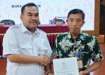 Bupati Blora Arief Rohman menyerahkan surat keputusan pengangkatan kepala sekolah di lingkungan Pemkab Blora, Jumat (23/05/2025) sore. (Eko Wicaksono/Harianmuria.com)