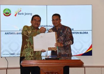 Bupati Blora Arief Rohman (kiri) dan Direktur Utama Bank Jateng Irianto Harko Saputro seusai penandatanganan kesepakatan pinjaman senilai total Rp215 miliar di kantor pusat Bank Jateng.(Dok. Setda Blora /Harianmuria.com)