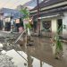 Pohon pisang yang ditanam warga Kelurahan Bligo, Pekalongan di tengah jalan rusak Pasar Ngebrak, sebagai bentuk protes terhadap lambannya perbaikan gorong-gorong, Jumat (9/5/2025). (Fahri Akbar/Harianmuria.com)