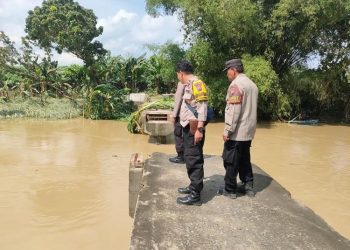 Personel Polres Blora mengecek kondisi jembatan putus di Kecamatan Kunduran. (Dok. Polres Blora/Harianmuria.com)