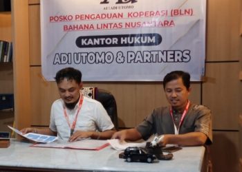 Pengacara Nur Adi Utomo (kiri) dari Kantor Hukum Adi Utomo & Partners membuka aduan terkait kasus dugaan penipuan Koperasi BLN di Kantornya Jalan Halmahera I Nomor 118, Kelurahan Tegalrejo, Kecamatan Argomulyo, Kota Salatiga. (Angga Rosa/Harianmuria.com)