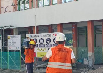 Dua pekerja di proyek pembangunan Sekolah Rakyat di lahan eks SDN 4 Balun, Cepu, Blora. (Eko Wicaksono/Harianmuria.com)