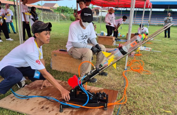 Salah satu peserta unjuk kebolehan dalam Lomba Roket Air di Lapangan Stadion Kamal Junaedi Jepara, Kamis (8/5/2025). (Muhammad Aminudin/Harianmuria.com)