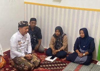 Bupati Kudus Sam’ani Intakoris menyampaikan belasungkawa di rumah duka almarhumah Khayu Mutiara Purwati (22) pada Kamis (8/5/2025). (Fahtur Rohman/Harianmuria.com)