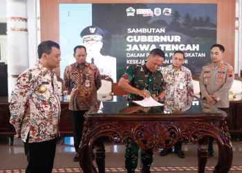 Gubernur Jawa Tengah Ahmad Luthfi menyaksikan Penandatanganan Dukungan TNI-Polri Terhadap Kebijakan Peningkatan Kesejahteraan Petani di Pendapa Kabupaten Pati, Kamis (8/5/2025). (Setyo Nugroho/Harianmuria.com)