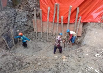 Pengerjaan perbaikan talut di Jalan Ngawen-Banjarejo oleh DPUPR Blora. (Dok. DPUPR Blora/Harianmuria.com)