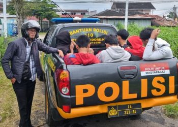 Sejumlah pelajar diamankan dalam patroli petugas Polsek Sidorejo, Polres Salatiga karena diduga hendak tawuran, Selasa (27/5/2025). (Dok. Polres Salatiga/Harianmuria.com)