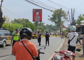 Petugas kepolisian memasang garis polisi di lokasi terjadinya tawuran antarpelajar di Jalan Raya Pati-Gembong, Desa Muktiharjo, Pati, Jumat (9/5/2025). (Setyo Nugroho/Harianmuria.com)