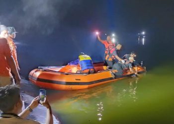 Tim gabungan melakukan pencarian dua korban tenggelam di Embung Ngrejeng, Grobogan. (Dok. BPBD Grobogan/Harianmuria.com)