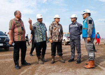 Gubernur Jateng Ahmad Luthfi dan Wagub Taj Yasin Maimoen meninjau progres pembangunan kolam retensi Terboyo dan Sriwulan di Kota Semarang, Selasa (27/5/2025). (Rizky Syahrul/Harianmuria.com)