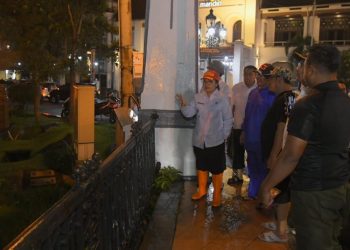 Wali Kota Semarang Agustina Wilujeng Pramestuti meninjau rumah pompa saat hujan deras, Rabu (21/5/2025) malam. (Dok. Pemkot Semarang/Harianmuria.com)