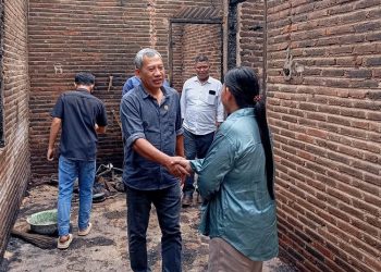 Wakil Ketua DPRD Kabupaten Jepara Junarso meninjau rumah warga yang terbakar dan tidak layak huni di Desa Kancilan, Kecamatan Kembang, Selasa (20/5/2025). (Tomi Budianto/Harianmuria.com)