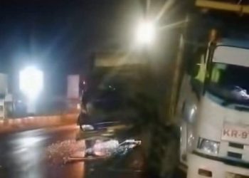 Kecelakaan truk tronton menabrak bagian belakang truk yang terparkir di bahu jalan di Pantura Cepiring Kendal. (Dok. warga/Harianmuria.com)