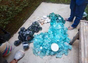 Barang bukti berupa batu yang digunakan tersangka penipuan uang gaib di wilayah Desa Karangampel, Kecamatan Kaliwungu, Kabupaten Kudus. (Dok. Polres Kudus/Harianmuria.com)