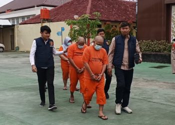 Tiga wartawan abal-abal yang memeras anggota TNI di Kabupaten Blora digiring petugas kepolisian. (Eko Wicaksono/Harianmuria.com)