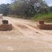 Akses jalan menuju PT Semen Gresik Pabrik Rembang yang diblokade Pemerintah Desa Tegaldowo hingga menyisakan celah selebar 3 meter. (Vicky Rio/Harianmuria.com)