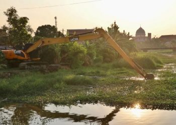 Alat berat milik Dinas Pekerjaan Umum Sumber Daya Air dan Penataan Ruang (Pusdataru) Jateng mengeruk sedimentasi di aliran Sungai Dombo, Demak. (Dok. Humas Pemprov Jateng/Harianmuria.com)