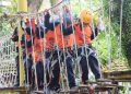 Anak-anak menikmati wahana outbond di Resto MVR Kudus. (Nisa HS/Harianmuria.com)